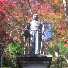 東郷元帥像の周囲の紅葉がきれいでした
