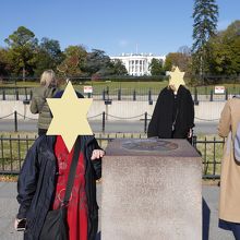 ホワイトハウスの南側にあります