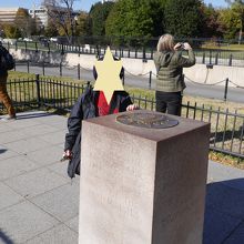 道標の周りは通路が少し広くなっています