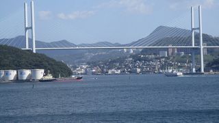 この橋が出来た２００５年頃に丁度長崎を訪れてレンタカーでこの橋の上を通行したことがありますが、今回は橋の下を大型クルーズ船で通過しました。この橋は海面から６５ｍあり、世界最大級の客船も通れるそうです。