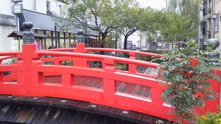 真紅の橋が目立ちます。