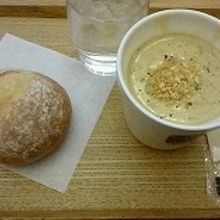 スープとパンのセットです