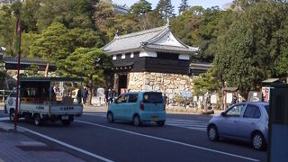 青空に天守閣が慄然と聳えていました。