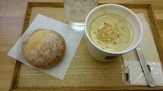 改札目の前のお店です