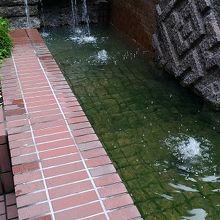 地下には水が流れています