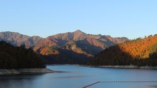 矢木沢ダムによってできた人造湖。