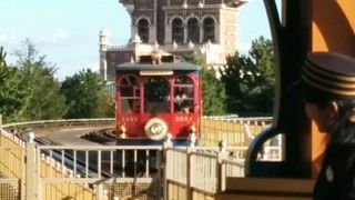 ディズニーシー内を走る電動トロリー