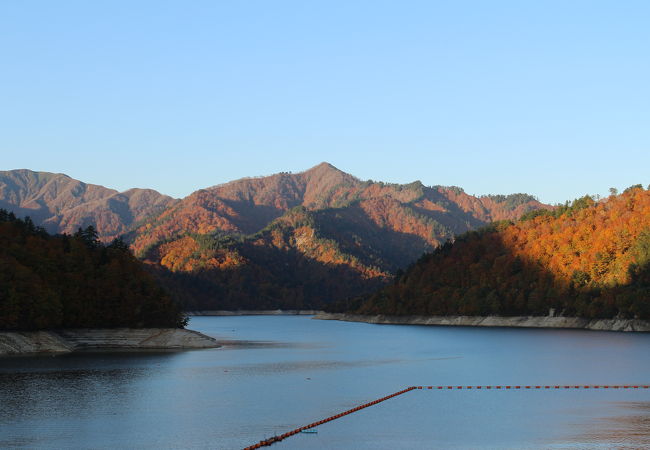 矢木沢ダムによってできた人造湖。