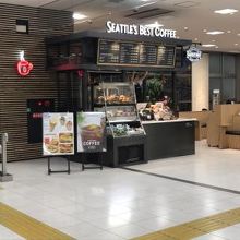 改札口のフロアにあります。