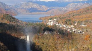 明智平の展望台から、滝と中禅寺湖がよく見えました