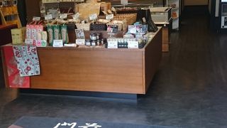 イートインコーナーもある地元のお土産屋