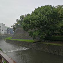 長塀と川