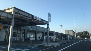 パーキングエリアですが、駐車場が大きいです