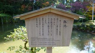 時の流れを静かに映す水面。