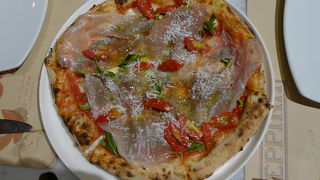 この程度でバンコクで一番美味しいピザと言うのには疑問符がつく。