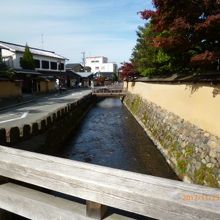 小さな堀に沿っても土塀が守られていました。