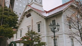 ビルに囲まれています「札幌時計台」