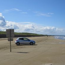 固く締まった砂浜です