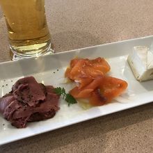 ビール中とおつまみ3種