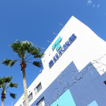 きれいな白い建物が　目を引きます