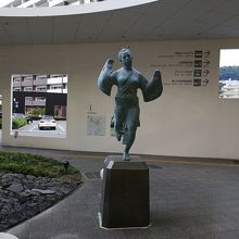 新幹線とモールの駅に出て