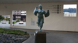 新幹線とモールの駅に出て