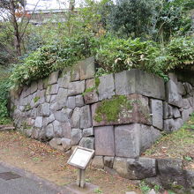 そこかしこに旧い石垣が
