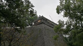 多くの穴を持つ再建の建築