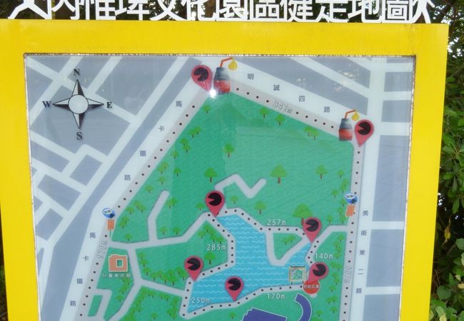 公園内に高雄市立美術館が有ります