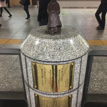 赤い靴はいてた女の子像