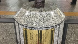 朝の赤い靴はいてた女の子像！