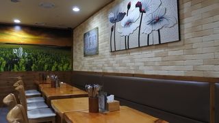 都心ターミナルで事前チェックイン後、オークウッド近くの食堂街でランチ