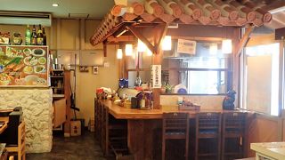 客層は、観光客と地元客が半々の人気店です。