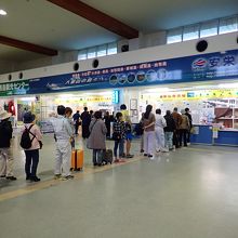 朝は並びます。