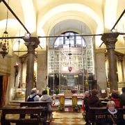 11月に訪問しました。祭壇は修復中でした。