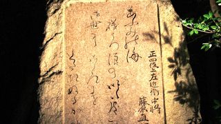 歌碑もライトアップ