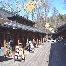 木製テラスの両側に店舗が展開します