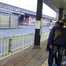 4番乗り場で7時発の砂丘東口経由岩井行きを待つ