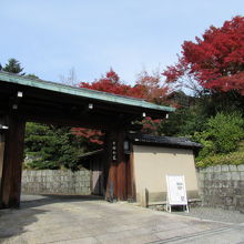 入るのがためらわれるような重厚な門構えです