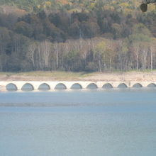 タウシュベツ展望台から眺めるタウシュベツ川橋梁の遠景