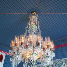 フランス製のシャンデリアなんかもある。