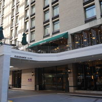 ロビーの上、2階にスタバが入っています