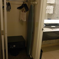 クローゼット内にセーフティーボックスがあります