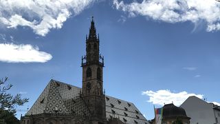 65メートルの鐘楼とモザイク模様が綺麗なドゥオモ ディ ボルツァーノ。