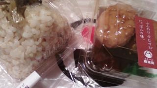 お店で作っているのが見えます。