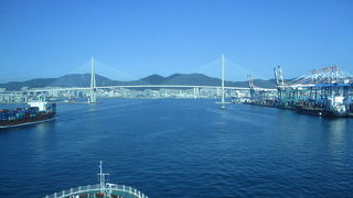 釜山港に入港する前に、釜山港の港口に架かる釜山港大橋の下を通過して、釜山港国際旅客ターミナルへ向かいました。