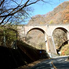 下から見上げるアーチ橋はまさしく「めがね橋」です