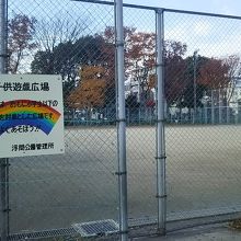 広場はよく子供の集団が来ています。