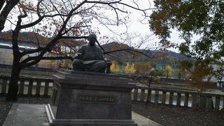 山内容堂公の像があり、お酒の好きな様子が目に浮かぶようでした。