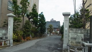 静かな住宅地にあります